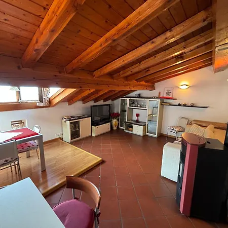 Сasa de vacaciones La Mansarda Di Milly Castelletto Di Brenzone